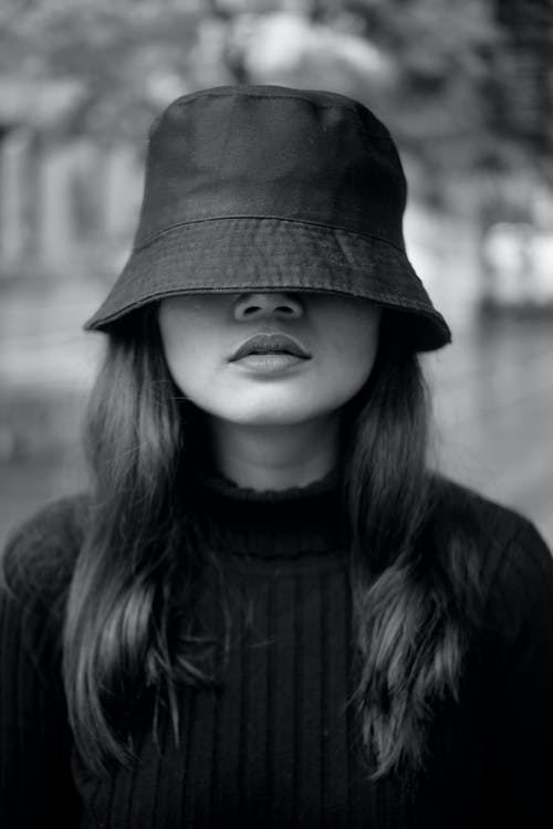 女人戴着帽子的照片 · 免费素材图片