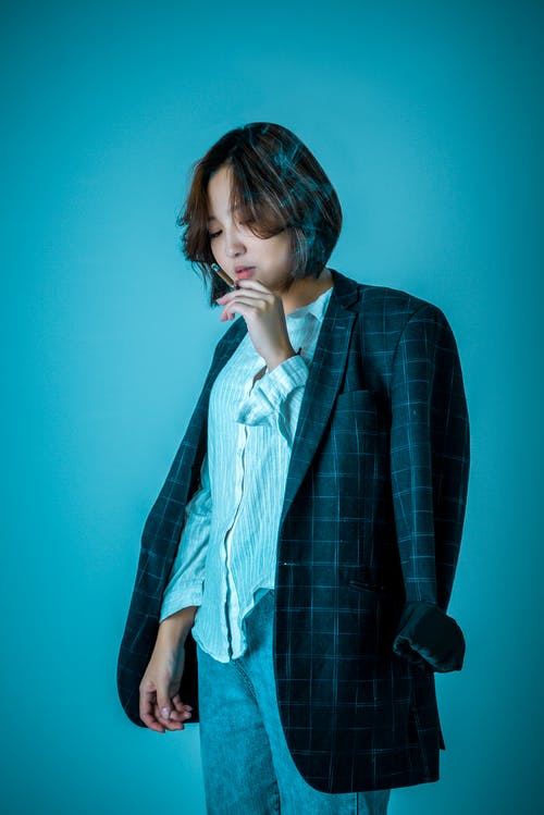 往下看的女人的照片 · 免费素材图片