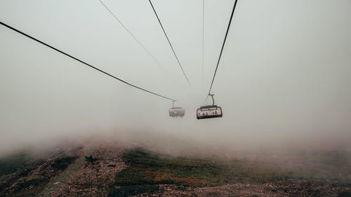 穿越雾山的缆车 · 免费素材图片
