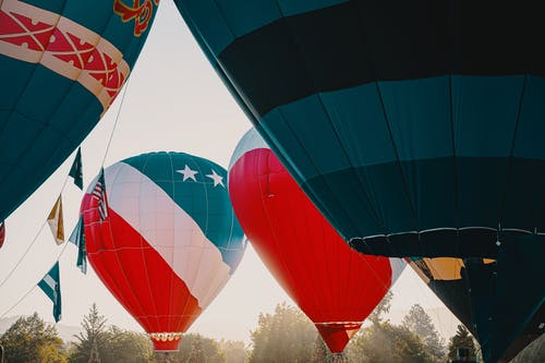 白天充气多色热气球 · 免费素材图片