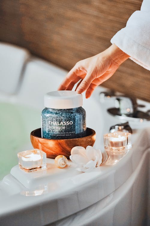 白色和灰色标签的瓶子 · 免费素材图片