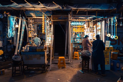 店里的男人 · 免费素材图片