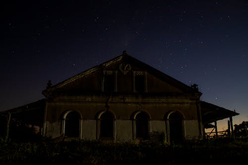 夜间废弃建筑的照片 · 免费素材图片