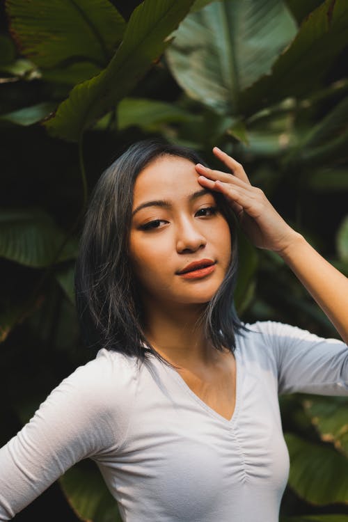 女人抚摸她的额头的照片 · 免费素材图片