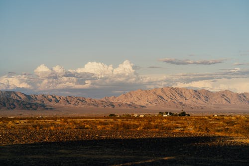 横跨山脉的草原照片 · 免费素材图片