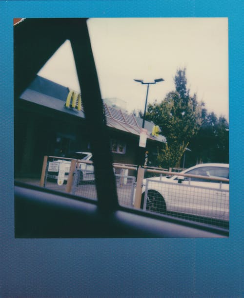 建筑物附近的汽车照片 · 免费素材图片