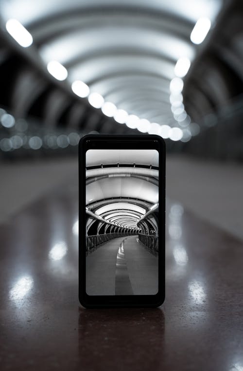 隧道的单色照片 · 免费素材图片