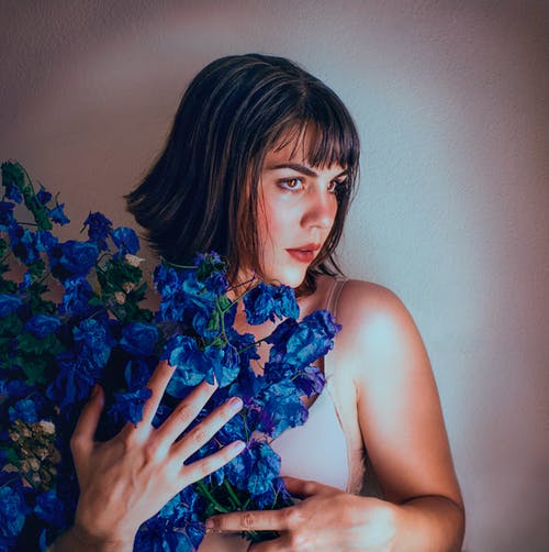 女人抱着蓝色花束 · 免费素材图片