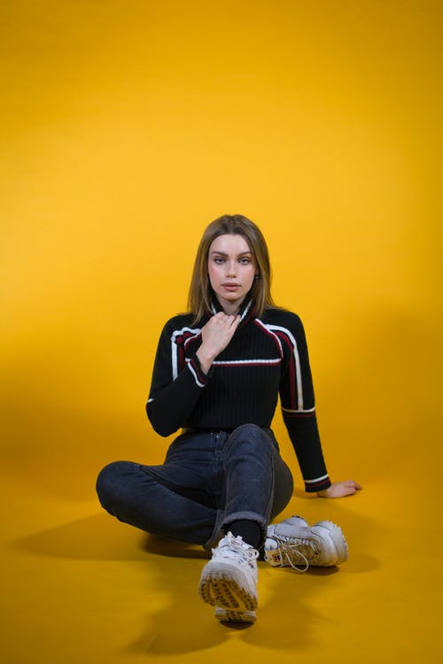 女人坐在地上的照片 · 免费素材图片