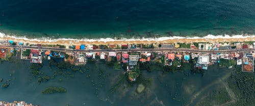 海岸线附近村庄的顶视图照片 · 免费素材图片