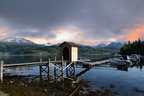 湖畔码头的雄伟山脉风景 · 免费素材图片