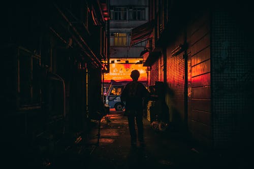 人走在巷子里的剪影照片 · 免费素材图片