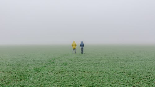 站在草地上的人的照片 · 免费素材图片