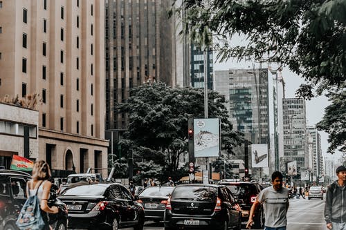 道路上的汽车照片 · 免费素材图片