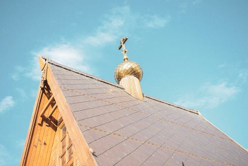 灰色大教堂的低角度摄影 · 免费素材图片