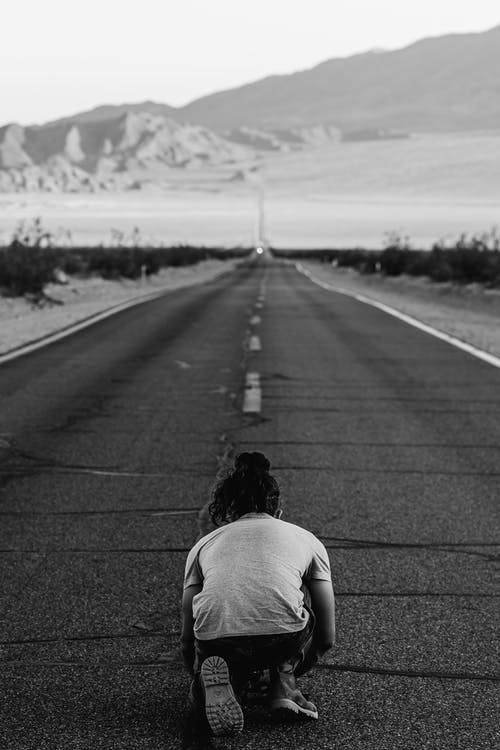 跪在公路上的人 · 免费素材图片