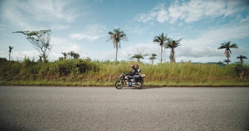 两名男子骑着摩托车 · 免费素材图片