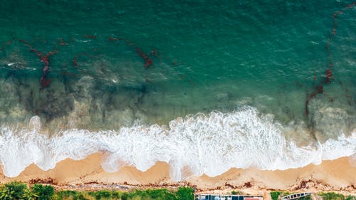 从上面的照片，海浪拍打着清澈的海水 · 免费素材图片
