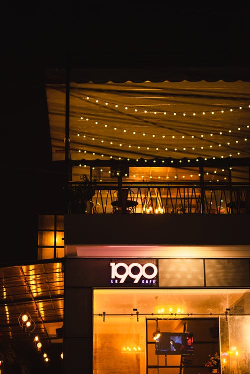 低角度拍摄的建筑立面的照明灯 · 免费素材图片