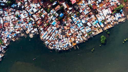 沿江房屋屋顶鸟瞰图 · 免费素材图片