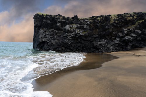 悬崖旁边的海滩 · 免费素材图片