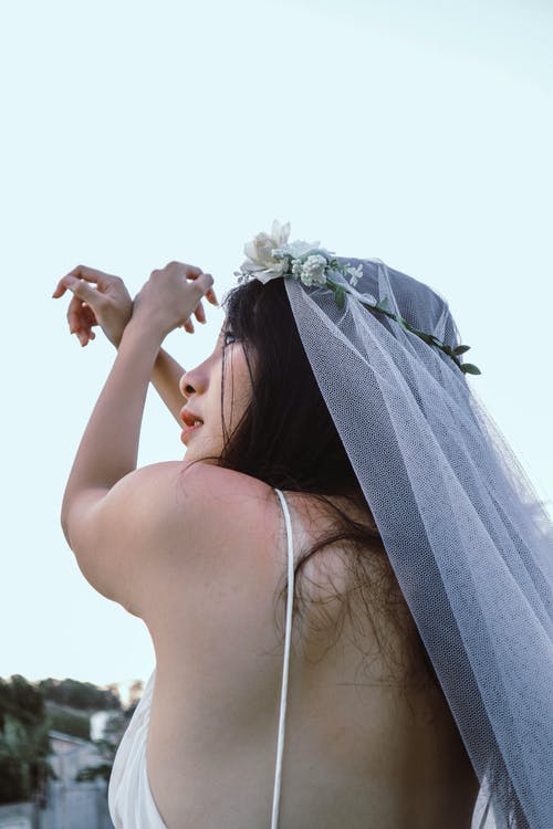 女人穿着白色的婚纱 · 免费素材图片