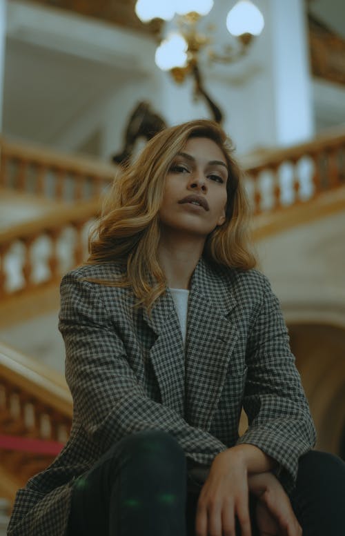 女人穿着格纹外套 · 免费素材图片