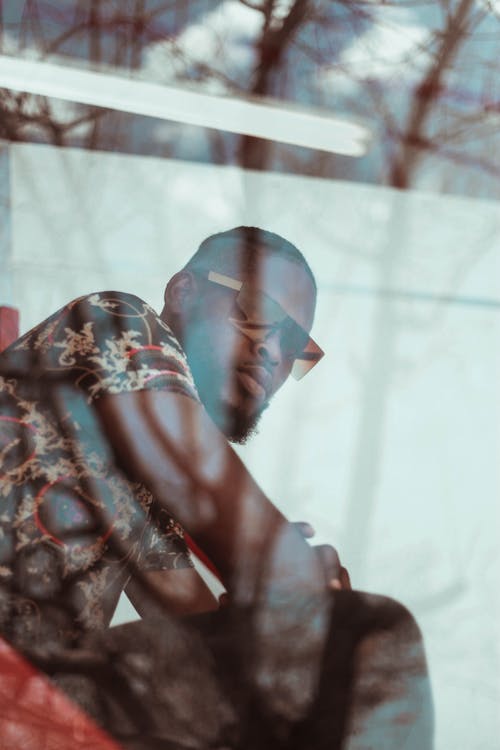 男穿黑白花t恤 · 免费素材图片