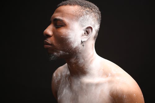 黑人与皮肤上的灰尘 · 免费素材图片