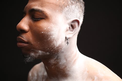 满头粉的民族男子 · 免费素材图片