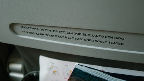 飞机座位背面的航空政策特写 · 免费素材图片