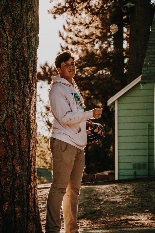 男穿粉红色套衫连帽衫 · 免费素材图片