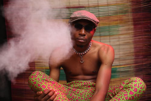 非洲裔美国人吸烟杂草 · 免费素材图片