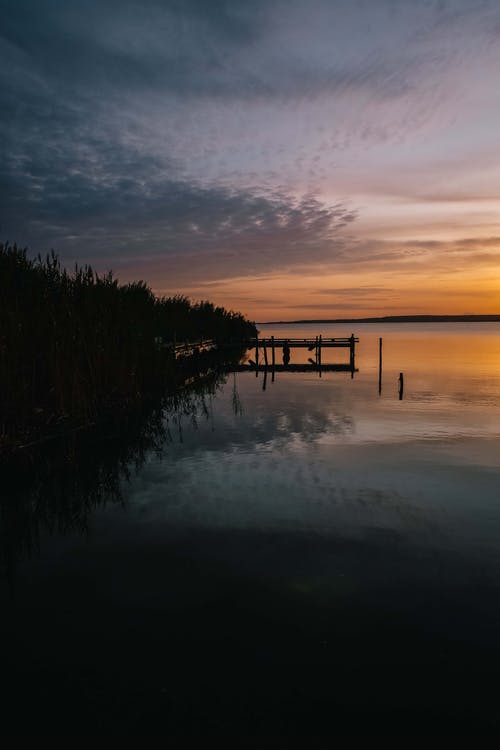 黄金时段湖面平静 · 免费素材图片