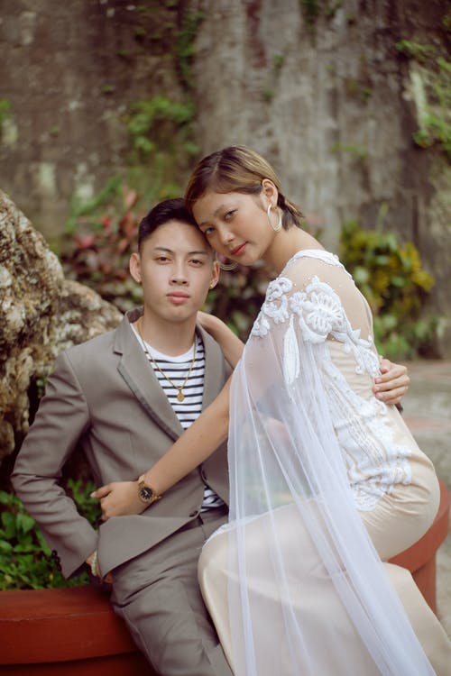 几个坐在混凝土上 · 免费素材图片