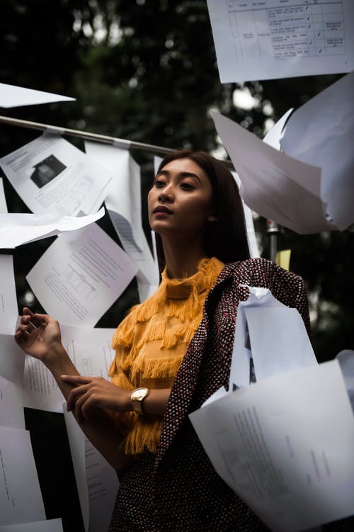 黄顶的女人 · 免费素材图片