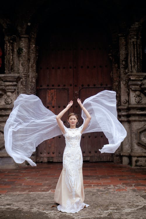 女人穿着白色连衣裙的照片 · 免费素材图片