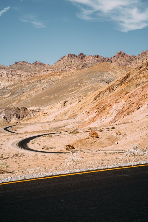 沙漠山附近的蜿蜒路 · 免费素材图片