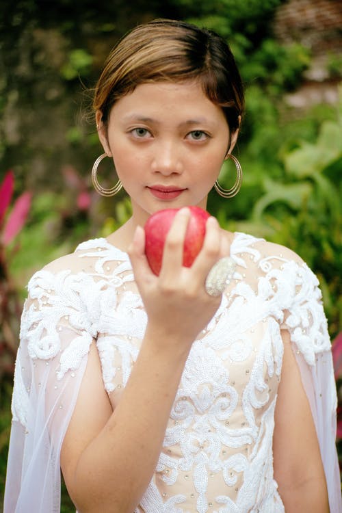 女人抱着苹果的照片 · 免费素材图片