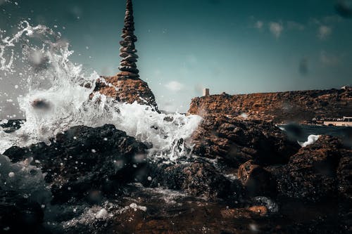海水溅在岩石上 · 免费素材图片