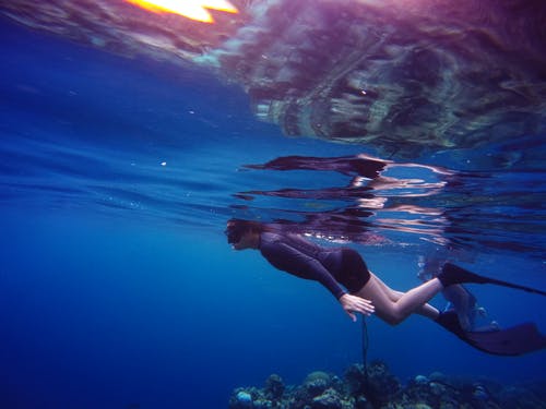 在接近水下的水下潜水装备游泳的女人 · 免费素材图片