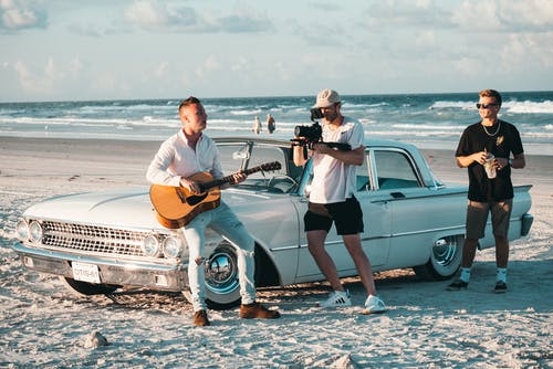 三名男子在岸上的白色轿车附近 · 免费素材图片