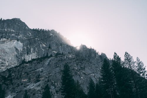 落基山峰的灰度照片 · 免费素材图片