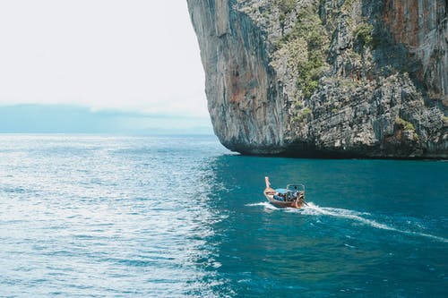 船在水面上 · 免费素材图片