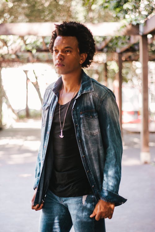 穿蓝色外套和牛仔底的男人 · 免费素材图片