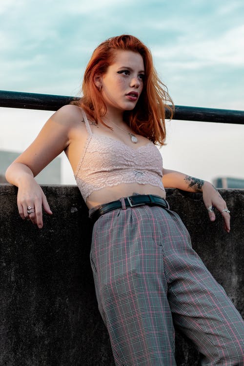 女人靠在墙上 · 免费素材图片