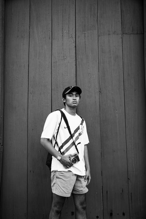 站在墙旁边的男人 · 免费素材图片