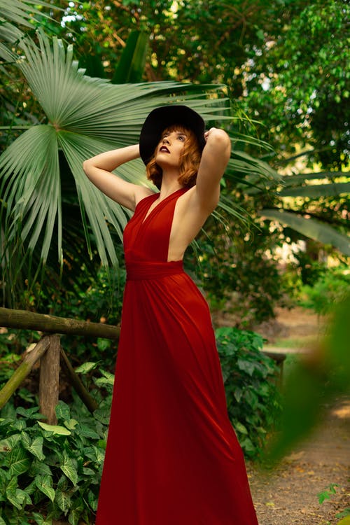 女人穿着红色无袖连衣裙摆姿势 · 免费素材图片