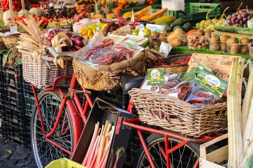 水果市场上篮水果和蔬菜什锦 · 免费素材图片