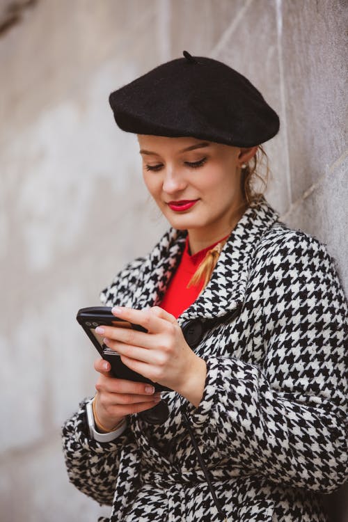 靠在墙上的女人的照片 · 免费素材图片